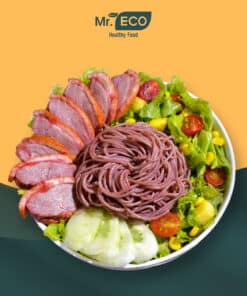 Hoàn thiện món bún gạo lứt lườn ngỗng hun khói.