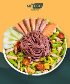 Hoàn thành món bún gạo lứt trộn cá hồi áp chảo.
