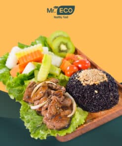 Hoàn thiện món cơm gạo lứt bò sốt tiêu đen/