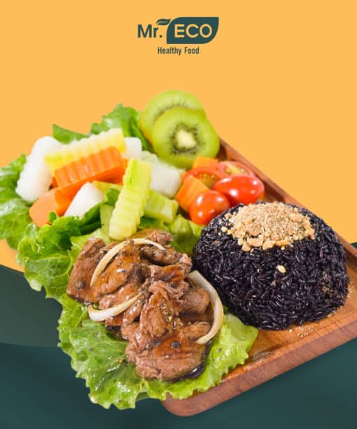 Hoàn thiện món cơm gạo lứt bò sốt tiêu đen/