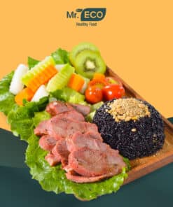 Hoàn thiện món cơm gạo lứt lườn ngỗng hun khói.