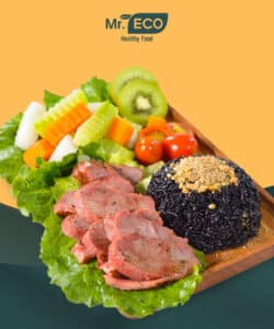 Hoàn thiện món cơm gạo lứt lườn ngỗng hun khói.