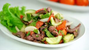 Trộn đều salad cùng thịt bò là xong.