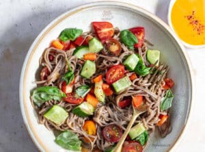 Cách làm bún gạo lứt trộn cá hồi áp chảo.