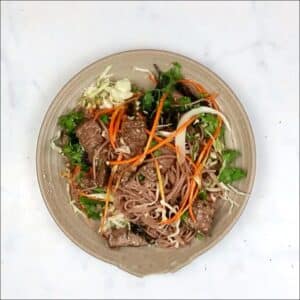 Hoàn thành món bún gạo lứt trộn thịt bò.