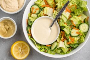 Nước sốt chua chua, ngọt ngọt sẽ khiến bạn ăn salad sẽ không còn nhàm chán.