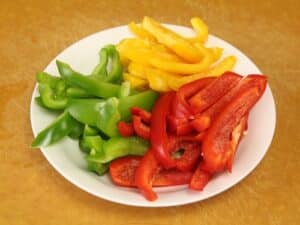 Thái dọc ớt chuông rồi xào.