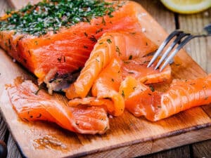 Khi hun khói chúng ta sẽ giữ được độ tươi ngon của cá hồi.