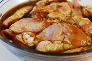 Ướp gà với gia vị đã chuẩn bị
