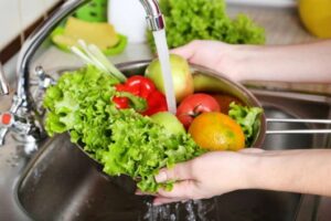 Rửa salad sạch là một yếu tố rất quan trọng để giữ an toàn vệ sinh.