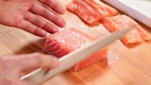 Thái cá hồi sao cho vừa ăn, đẹp mắt.
