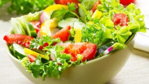 Trộn đều salad