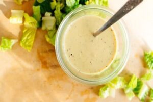 Nước sốt dầu giấm trộn salad.