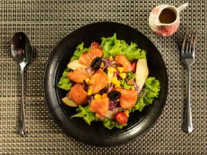 Salad cá hồi hun khói hoàn thiện.