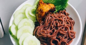 Cách làm bún gạo lứt trộn gà nướng mật ong.