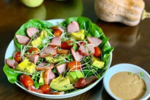 Hoàn thành món salad lườn ngỗng hun khói.