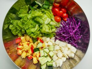 Sơ chế salad và các nguyên liệu đã chuẩn bị sẵn,
