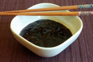 Cho các gia vị đã chuẩn bị vào rồi trộn đều là ta đã có sốt.